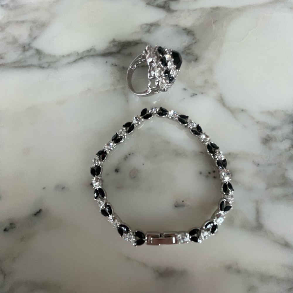Chic Black and Silver Bracelet and Cocktail Ring set with Floral Design - Picture 3 of 3